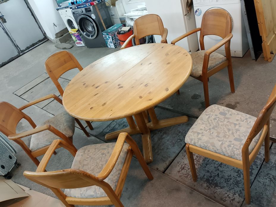 Маса със столове