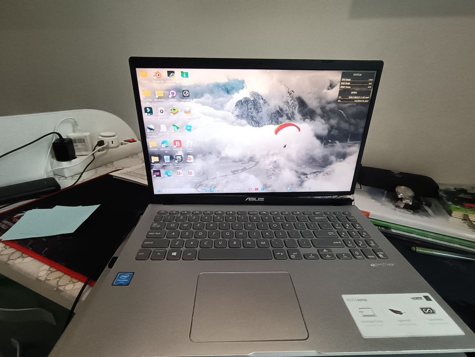 Laptop ASUS VivoBook, funcțional, balamaua ruptă,