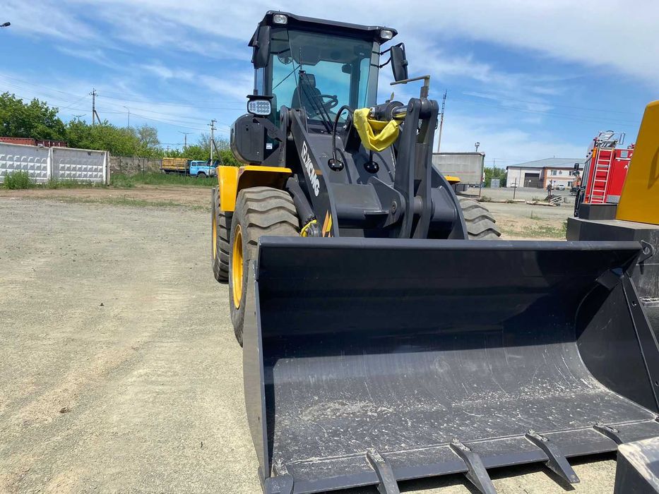 Фронтальный погрузчик XCMG LW 300FN 3 тонн.