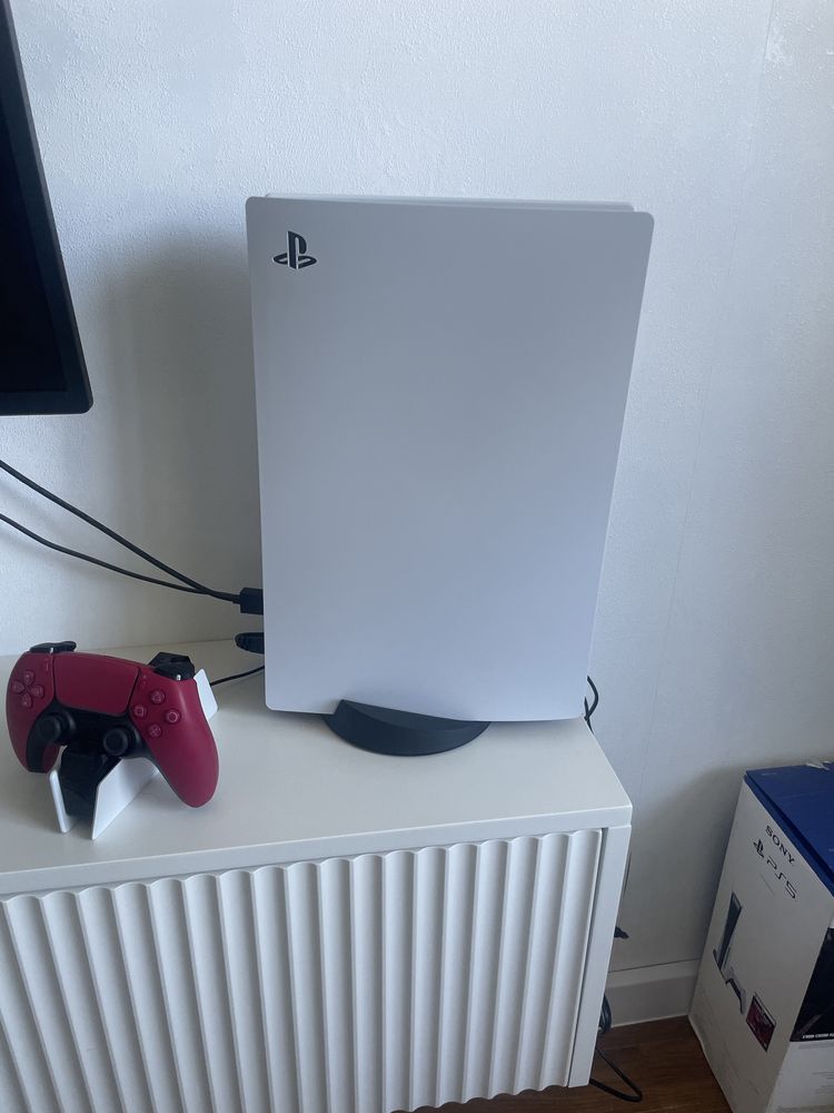 PlayStation 5 в хорошом состоянии 6 игр, два консоля, зарядка