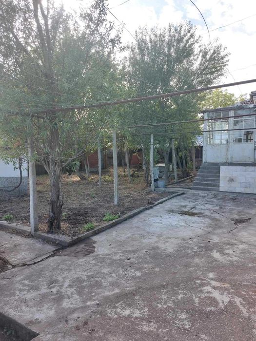 Къща с голям двор в оживено село близо до гр. Ямбол