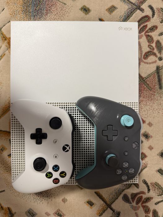 Vand Xbox One S ,perfect functional+joc FC25