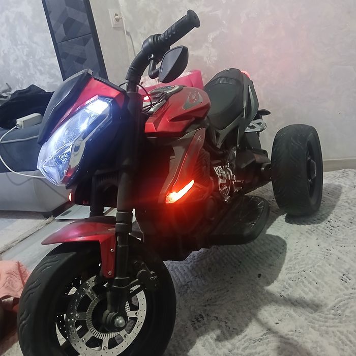 Bolalar akumlyatorli motoksikli
