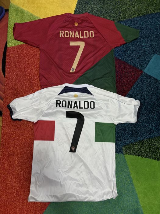 Tricouri cu Ronaldo,se vând doar împreună