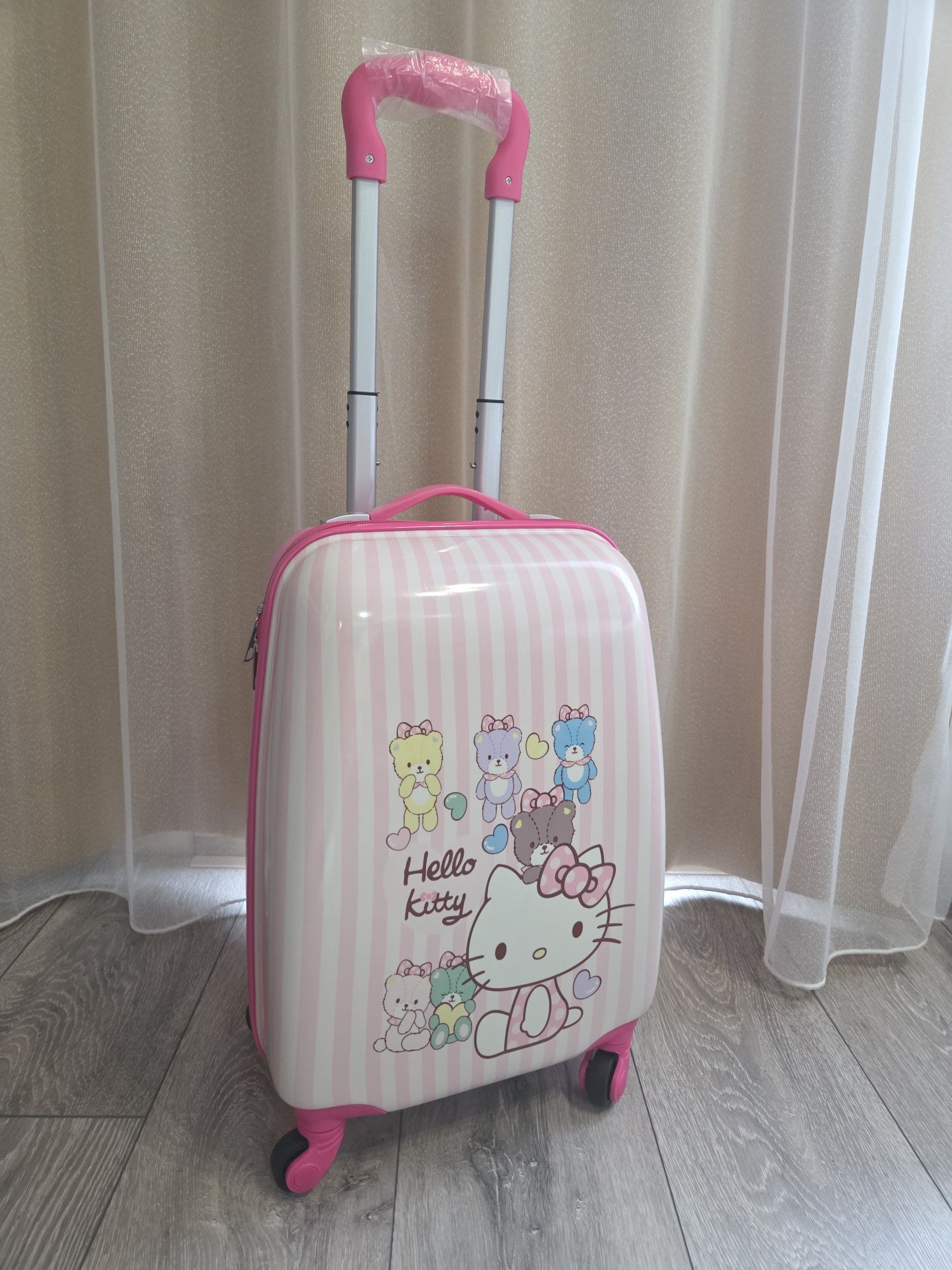 Розов детски куфар Hello Kitty на колелца