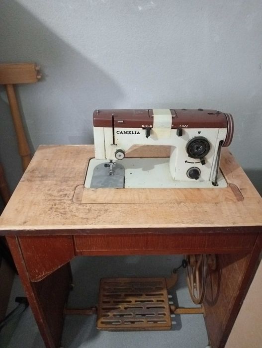Vând mașina de cusut Camelia
