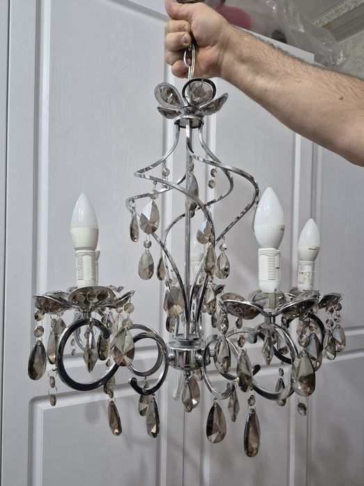 Красивая люстра в идеале с лампочками