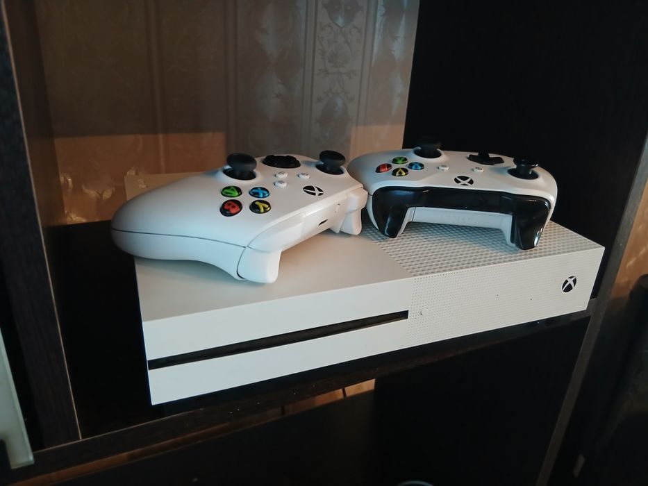 1 ТЕРАБАЙТ и 2 геймпада! Xbox One S в идеальном состоянии.