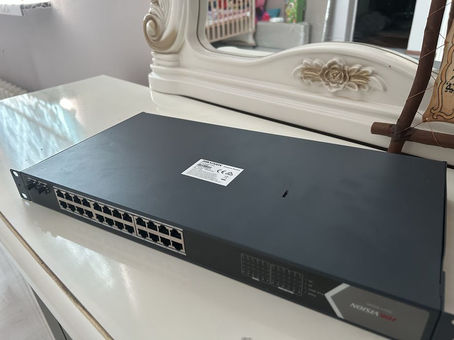 Hikvision DS-3E0526R-E/M Коммутатор 24-портовый неуправляемый PoE