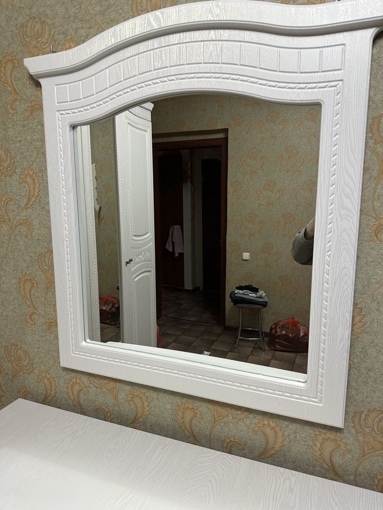 Продеается комод с зеркалом
