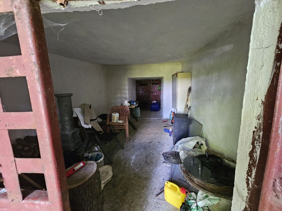 Vând Teren / Schimb 1100mp ( Vie + Pivniță ) Loc . Spinuș 28 km Oradea