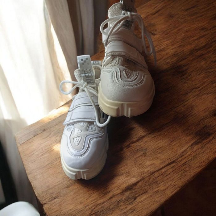 Бели дамски маратонки