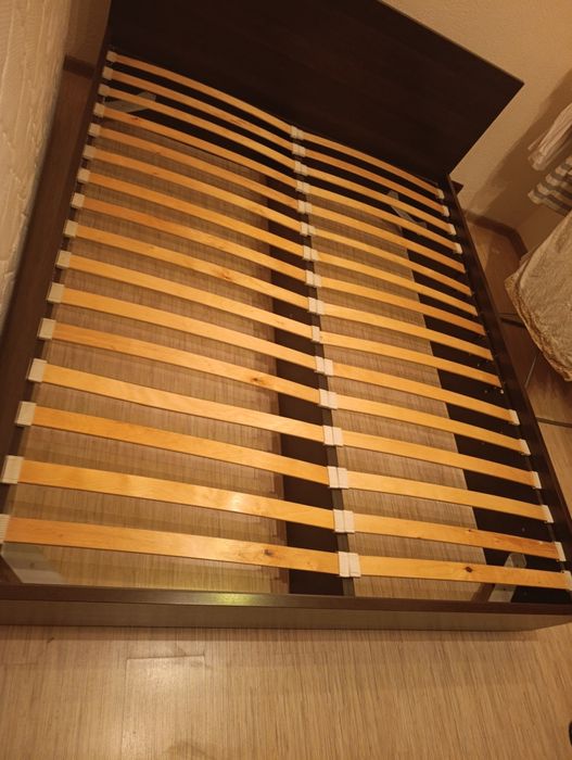 Кровать без матраса