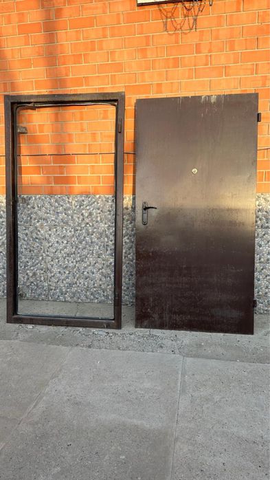Срочно продам входную железную дверь б/у