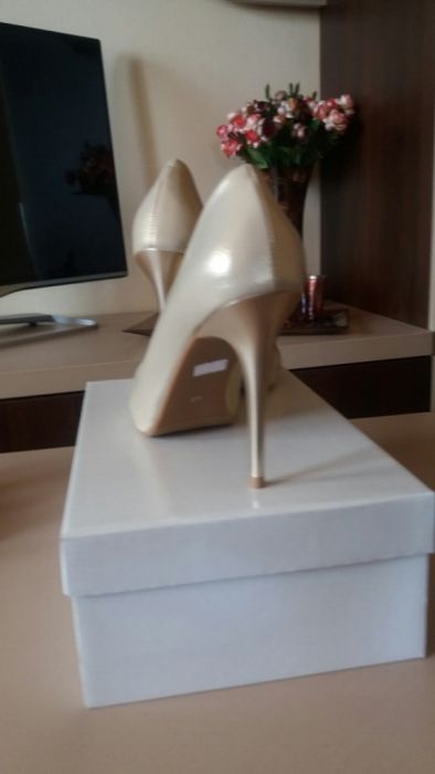 Vand pantofi Stiletto,.mar. 40 cul.sampanie,satinati,toc 11