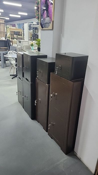 Мебель магазинда сейфлар сотилади.