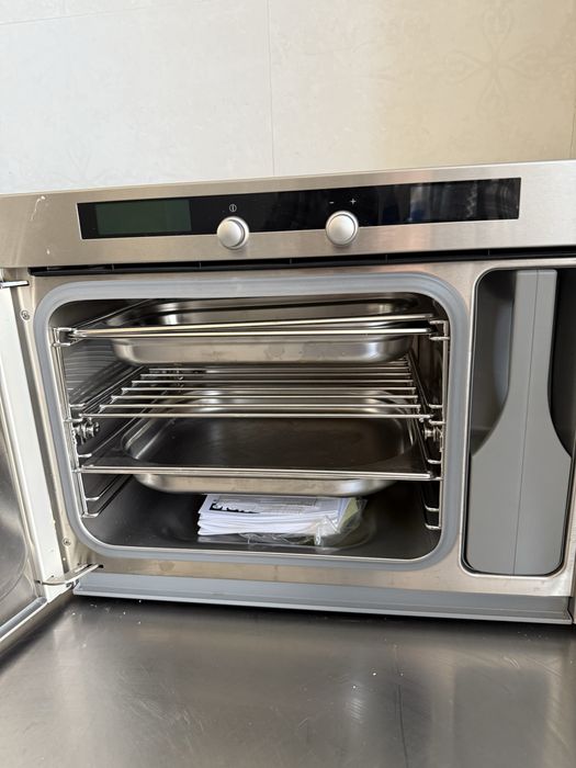 Vand cuptor Miele cu aburi