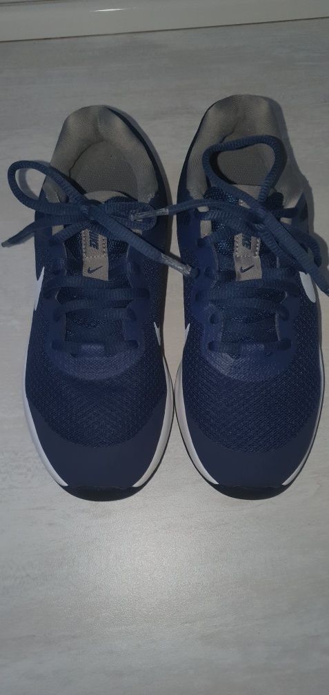 Маратонки NIKE Revolution  6