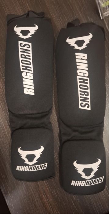 Боксови ръкавици VENUM и протектори за крака