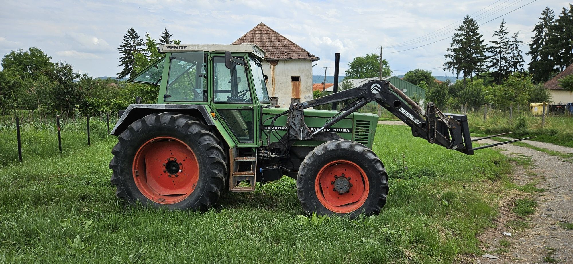 Tractor cu încărcător Fendt 311 LSA 115 CAI