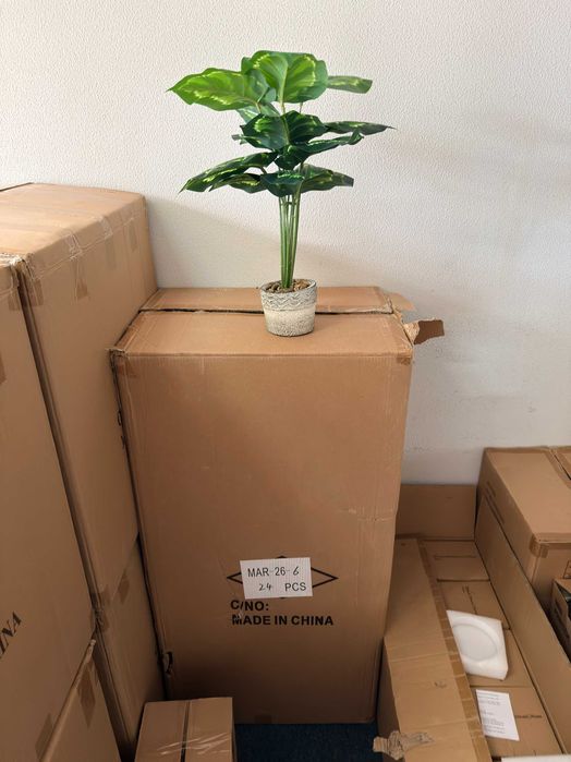 Flori artificiale în ghivece