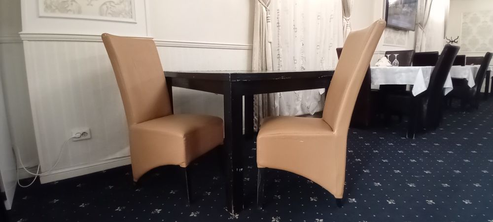 Vând mese, scaune și huse – perfecte pentru evenimente