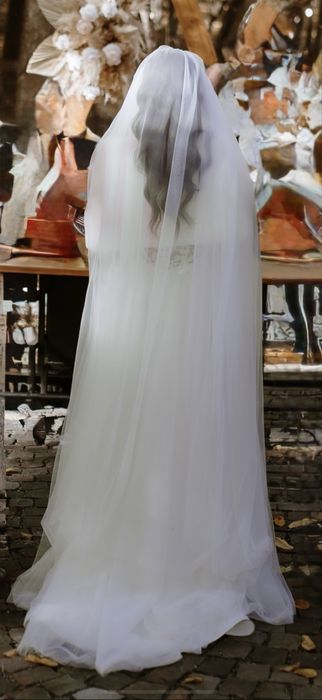 Vând rochie de mireasă elegantă, cu crapătură pe picior + voal