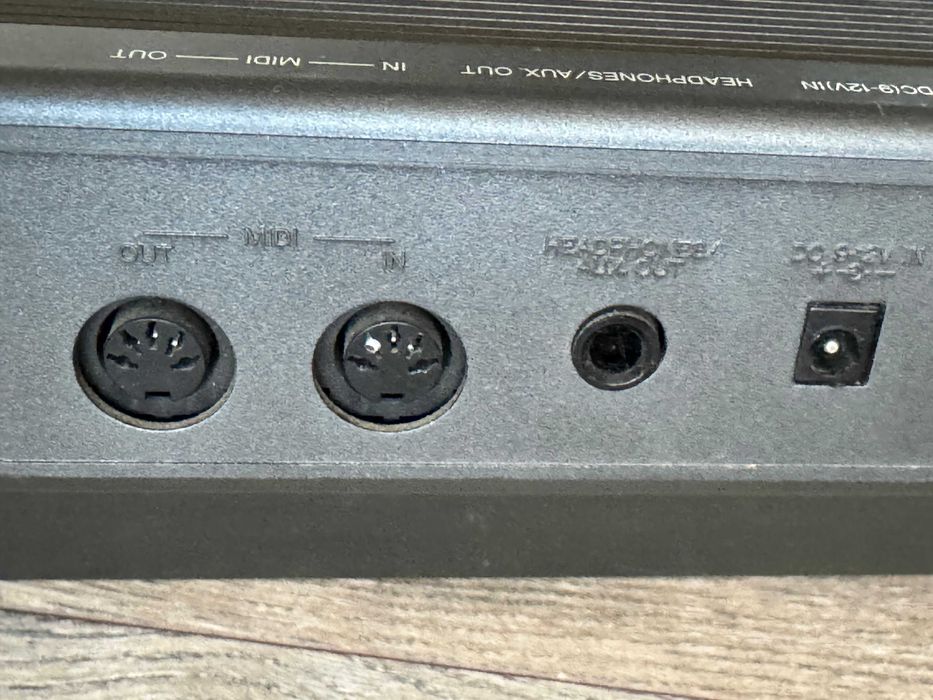 Синтезатор,пиано  YAMAHA PSR-300