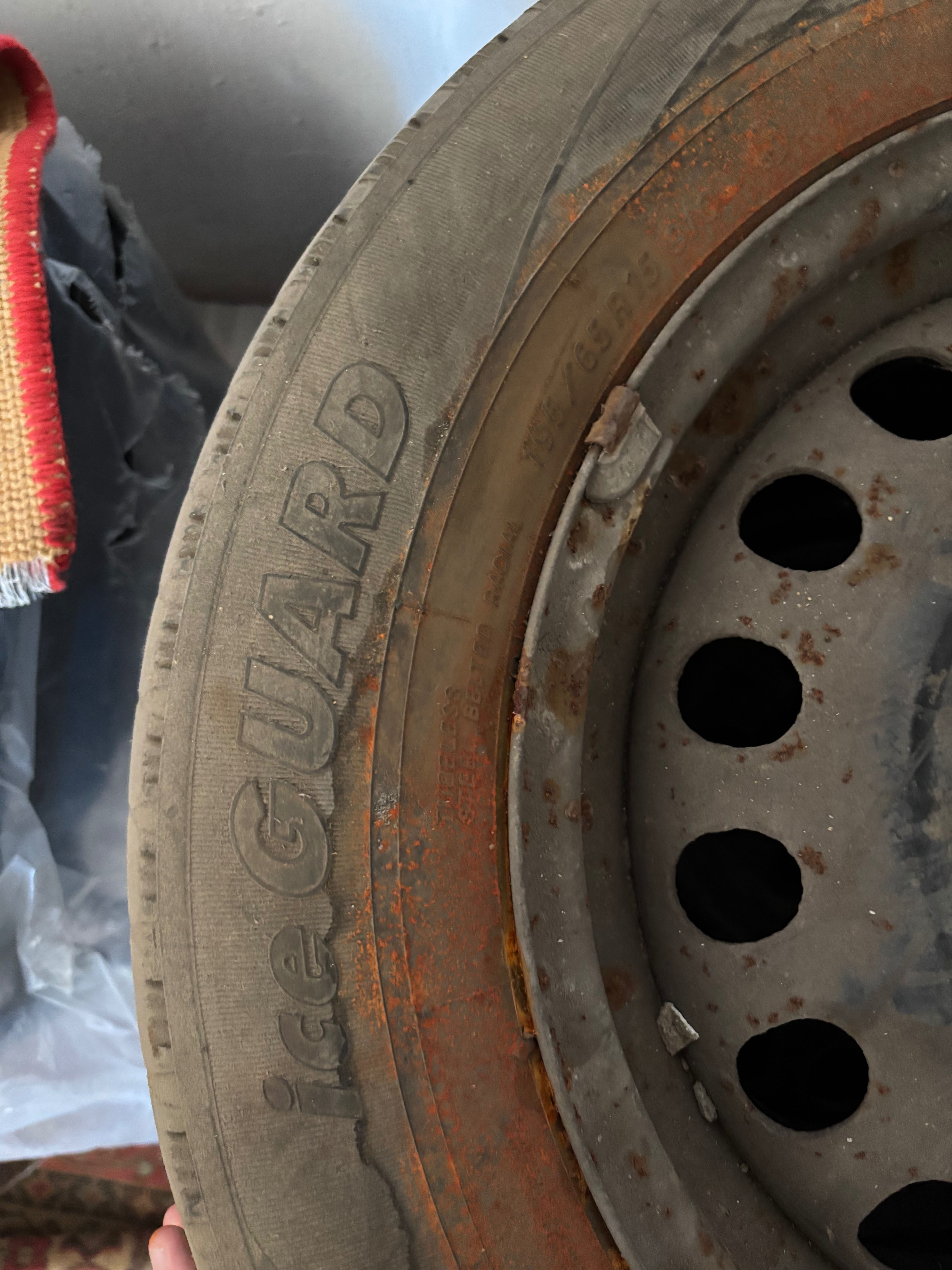 Продам шины  YOKOHAMA и SEMPERIT 195/65 R15 с штампованными дисками