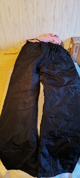 Vând pantaloni de schi