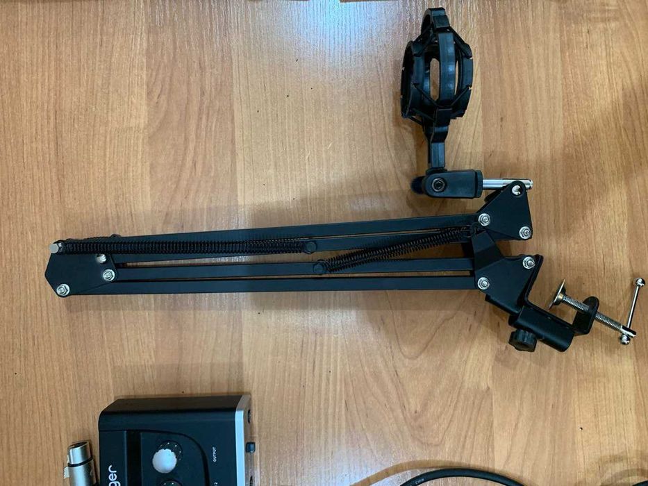 Комплект Микрофон Behringer C-1 + аудиоинтерфейс UM2 + стойка + XLR