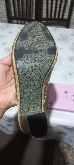 Ayollarni kelinlikda kiyadigan tuflisi sotiladi yangi.