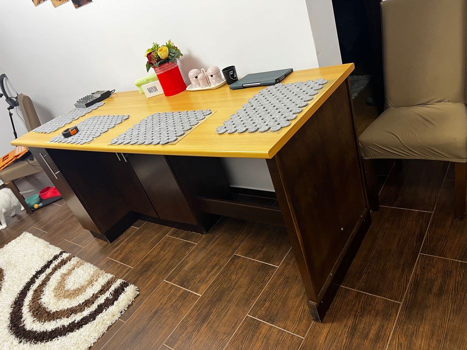 masă din lemn masiv cu dulapuri + 4 scaune