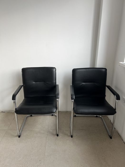 Кожени столове 2 бр. Общо 120 лева