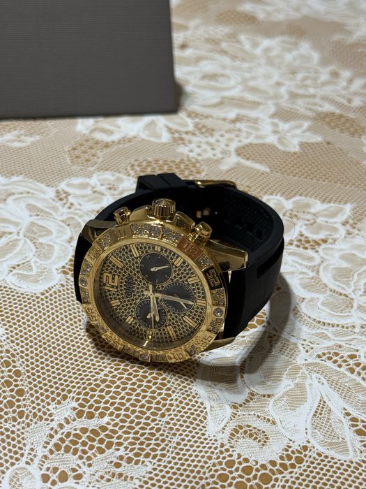 Чисто нов златен часовник GUESS с две години гаранция