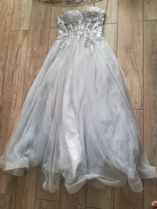 Продавам чисто нова-светло-сива рокля за Абитуриентски бал