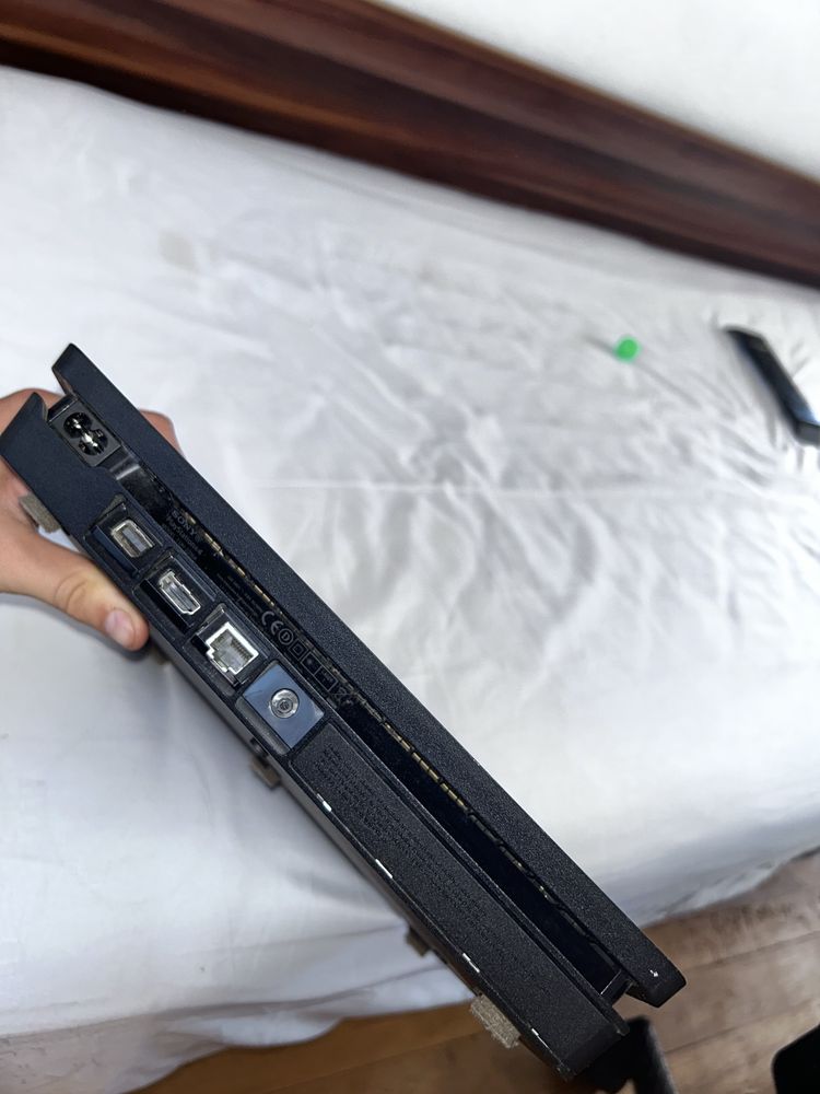 Продавам PlayStation4 slim 1000GB с един джойстик