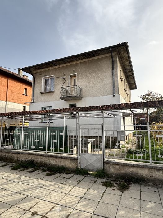 Етаж от къща в град Ботевград