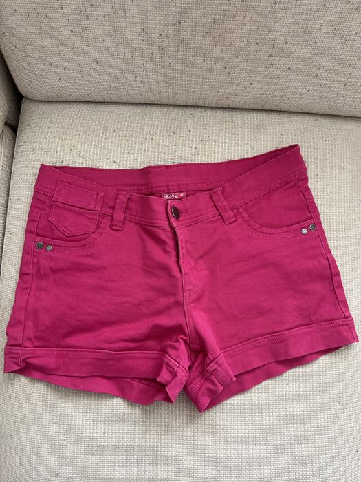 Pantaloni de blugi scurti roz, noi