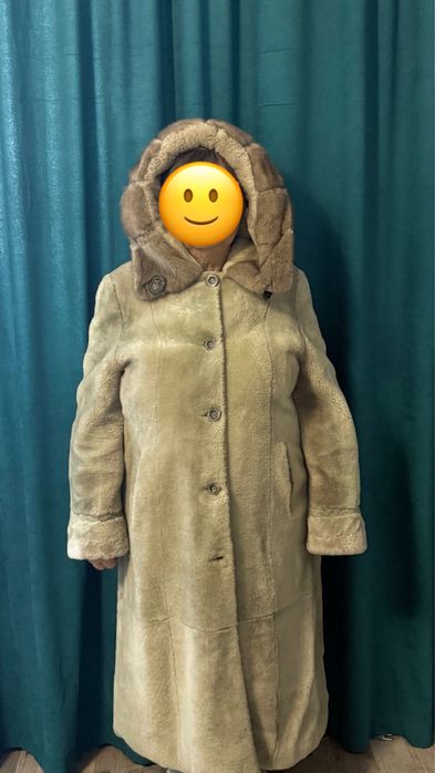 Шуба мутоновая, теплая. Длина ниже колена. Выдерживает мороз минус 30