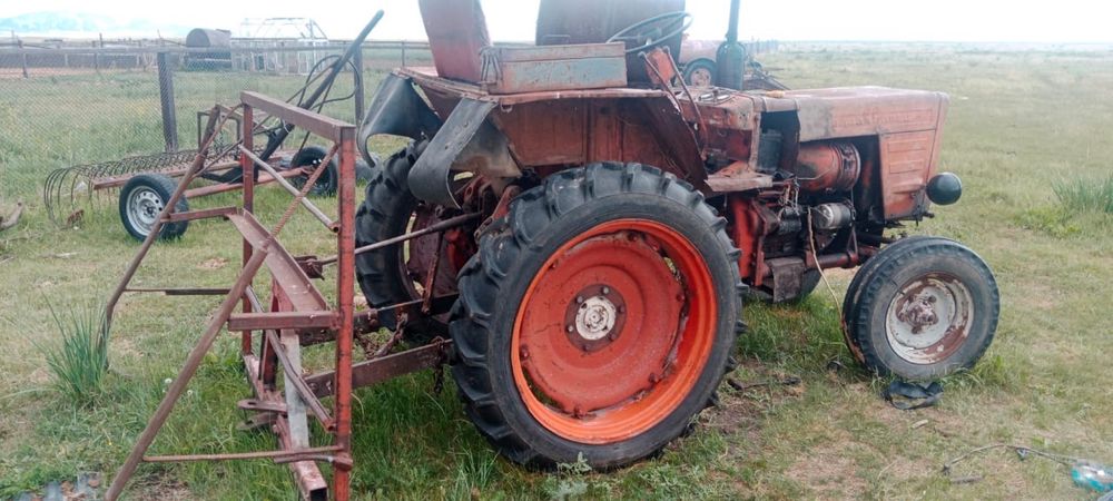 Продам трактор . …