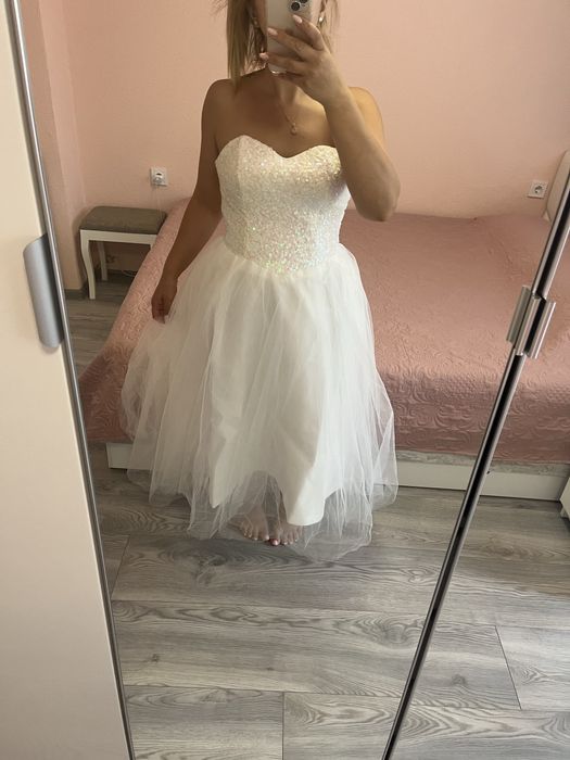 Бяла рокля чисто нова е