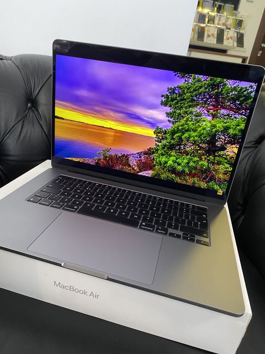 MacBook Air 15,3-inch / M2 / 8 Gb RAM / 256 GB / Space Gray / Ca nou