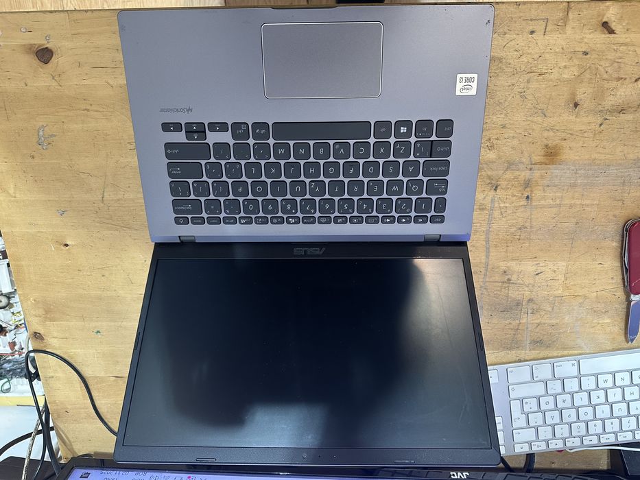 Laptop asus i3 gen a 10 a defect
