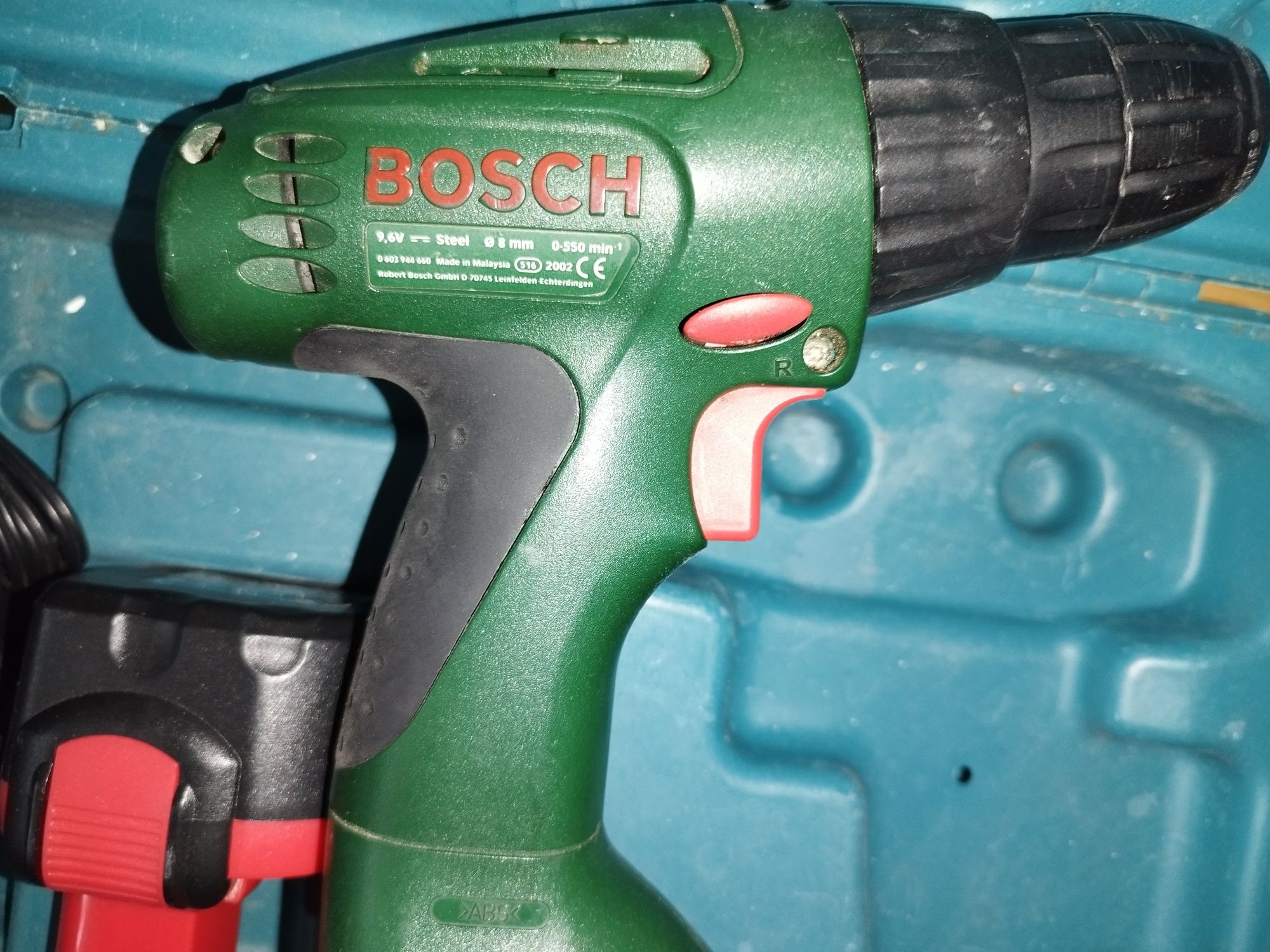 Bormașină, autofiletanta Bosch 9,6 v , încărcător si 2 acumulatori