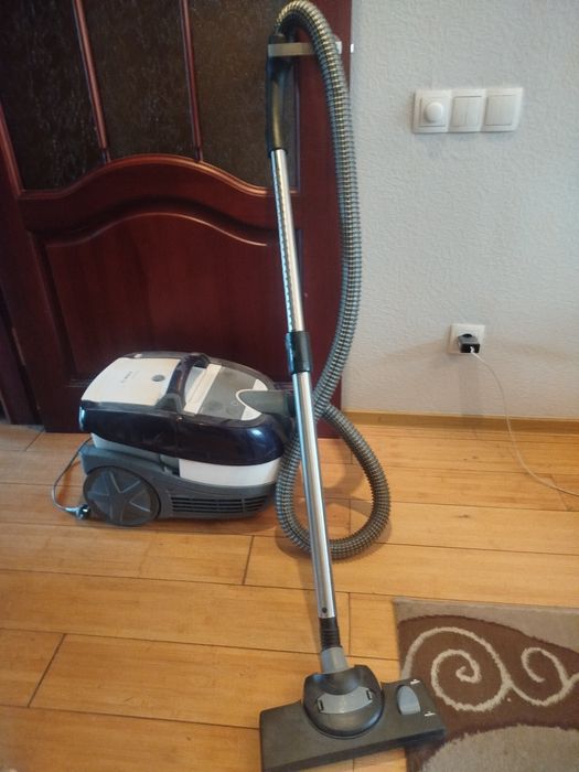 Пылесос Bosch моющий,в хорошем состоянии