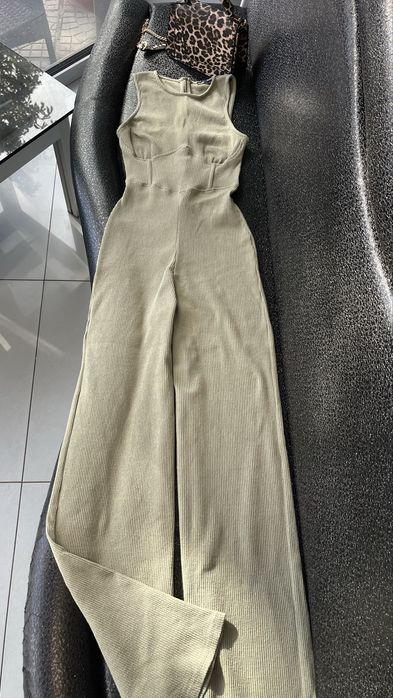 Уникален еластичен гащеризон на Bershka с ефектен широк крачол