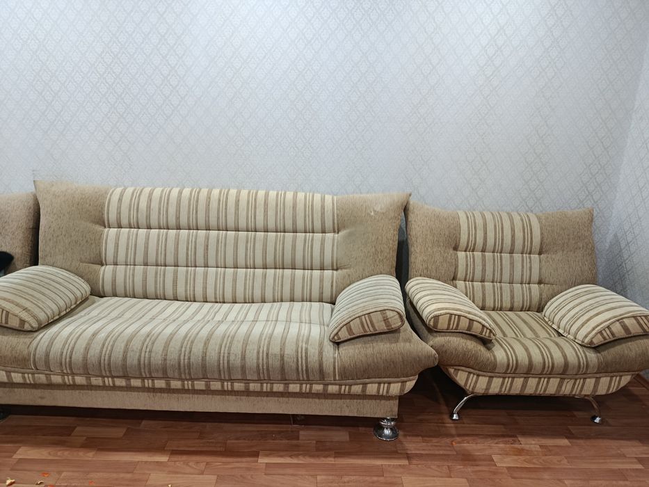 Продам диван с креслом.Диван расклдавыется,есть ящик.В хорошем состоян