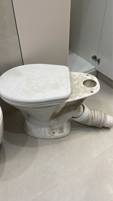 Продам строительный унитаз со сифоном и крышкой