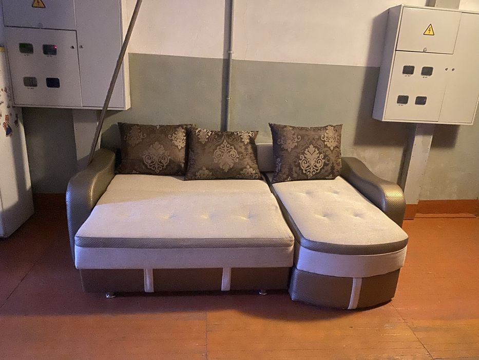 Диван угловой продам